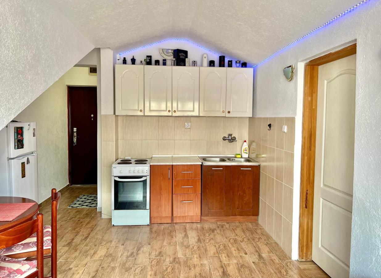 Homestay Mark - Double Bed Room - Shared Bathroom And Kitchen Будва Экстерьер фото