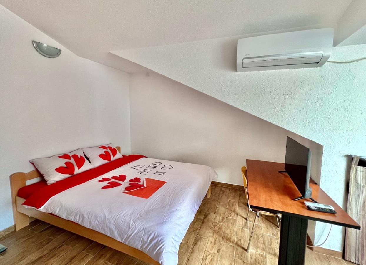 Homestay Mark - Double Bed Room - Shared Bathroom And Kitchen Будва Экстерьер фото